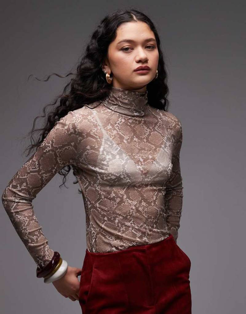 ASOS DESIGN - Anschmiegsames Rollkragen-Oberteil aus hauchdünnem Netzstoff in Mokka mit Schlangenmuster-Brown von ASOS DESIGN