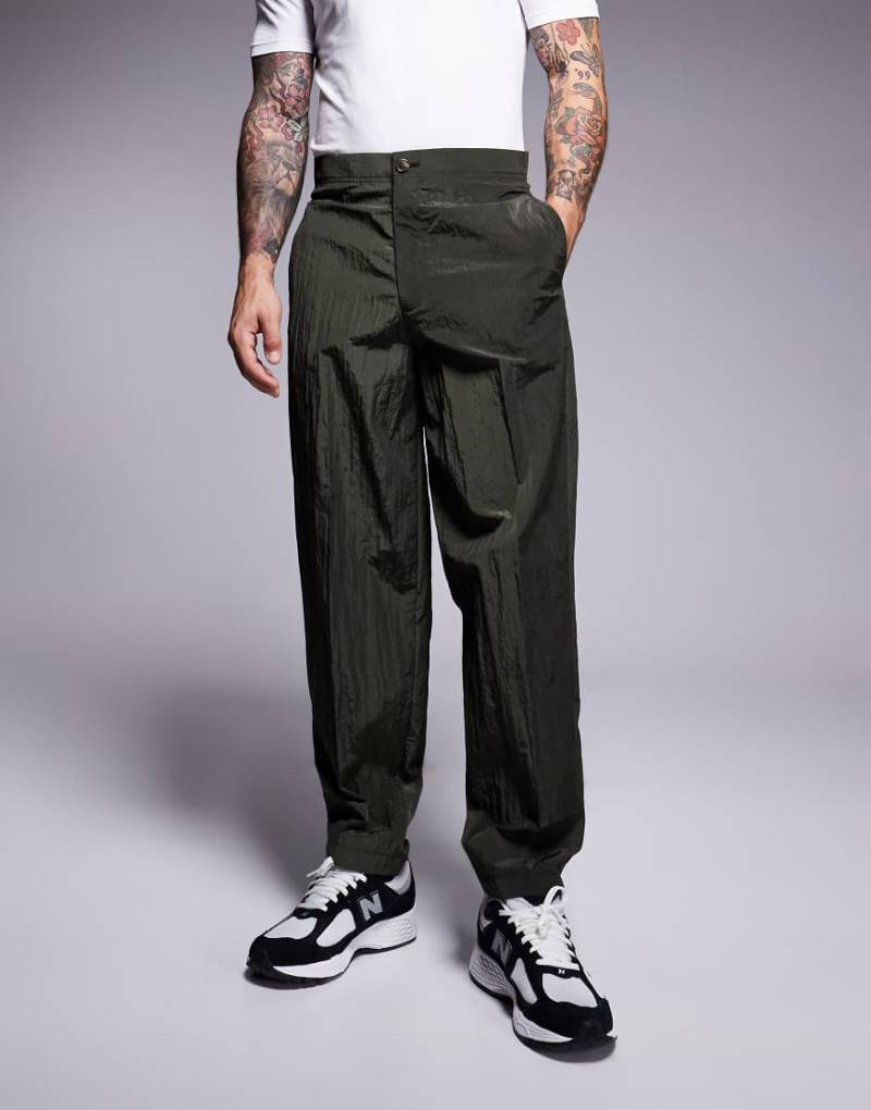 ASOS DESIGN - Anzughose aus Funktionsmaterial in Khaki mit abgerundetem Beinschnitt-Grün von ASOS DESIGN