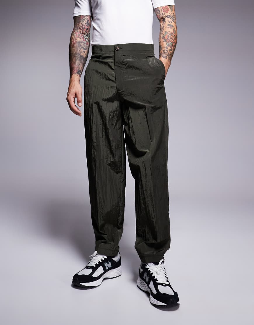 ASOS DESIGN - Anzughose aus Funktionsmaterial in Khaki mit abgerundetem Beinschnitt-Grün von ASOS DESIGN