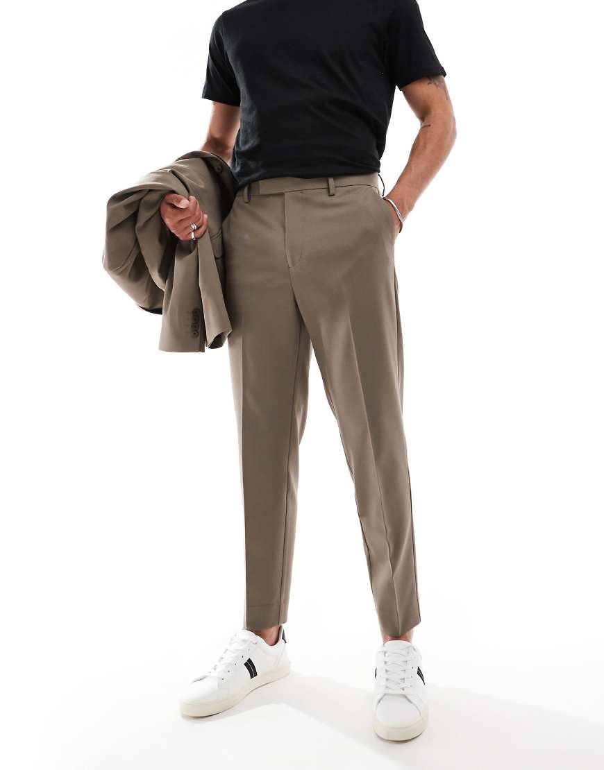 ASOS DESIGN - Anzughose aus Twill in Braun mit schmal zulaufendem Schnitt von ASOS DESIGN