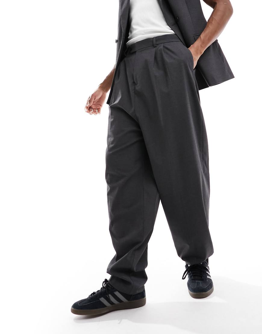 ASOS DESIGN - Anzughose in Anthrazit mit Ballon-Beinschnitt und Bundfalten-Grau ASOS DESIGN - Anzughose in Anthrazit mit Ballon-Beinschnitt und Bundfalten-Grau von ASOS DESIGN