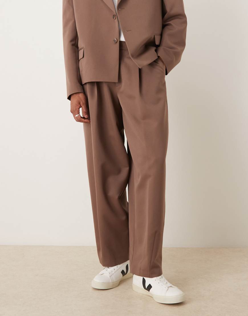ASOS DESIGN - Anzughose in Braun mit abgerundetem Schnitt ASOS DESIGN - Anzughose in Braun mit abgerundetem Schnitt von ASOS DESIGN