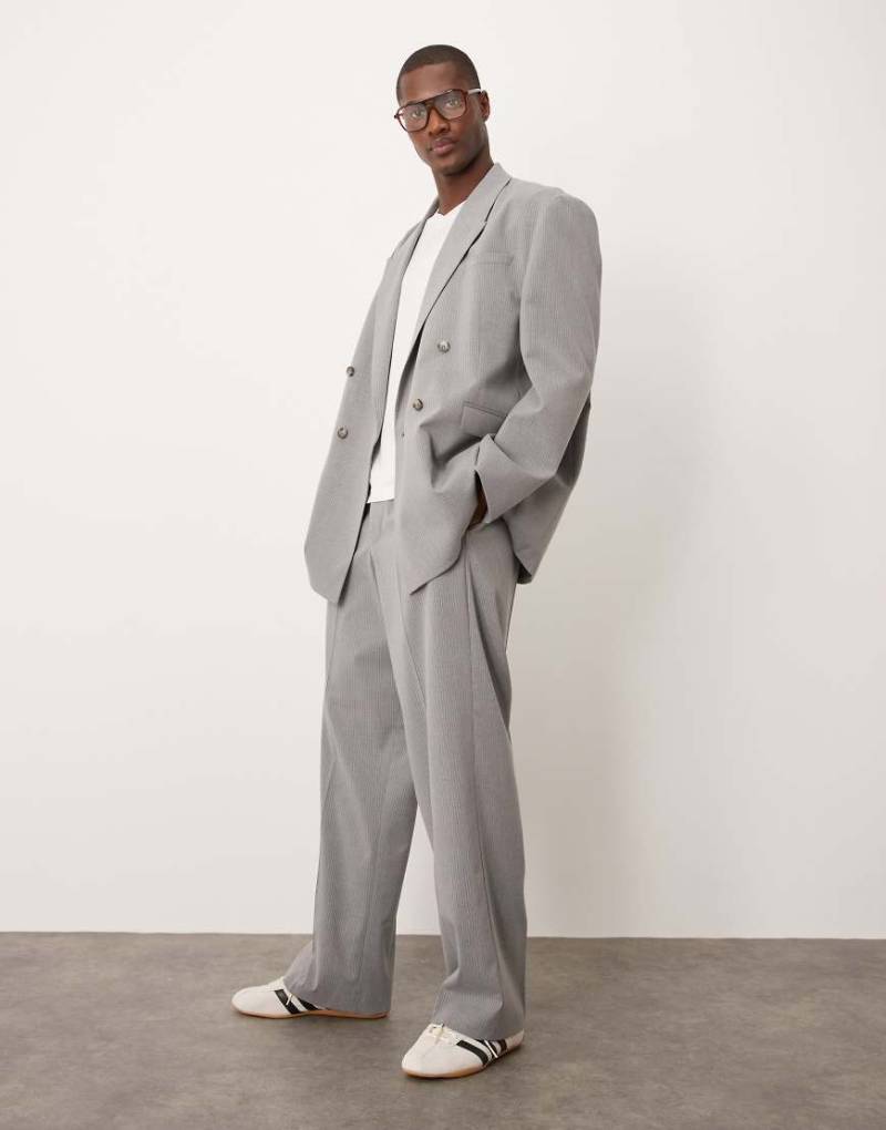ASOS DESIGN - Anzughose in Grau mit weitem Bein, Nadelstreifen und elastischem Bund von ASOS DESIGN