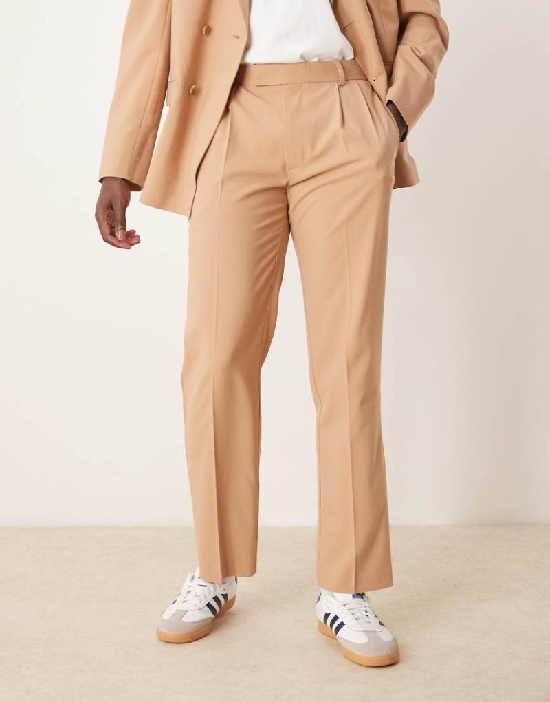 ASOS DESIGN - Anzughose in Kamelbeige mit geradem Bein-Braun von ASOS DESIGN