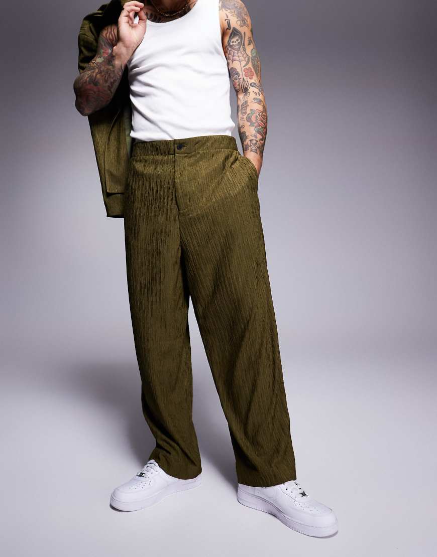 ASOS DESIGN - Anzughose in Olivgrün mit weitem Beinschnitt und Knitterstruktur von ASOS DESIGN