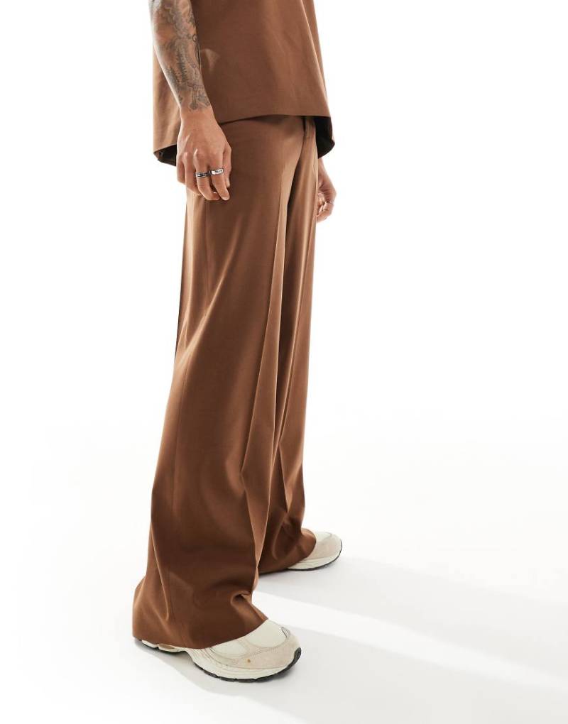 ASOS DESIGN - Anzughose in Schokobraun mit lockerem Schnitt von ASOS DESIGN