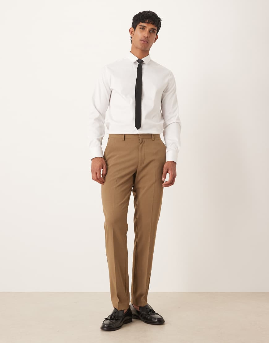 ASOS DESIGN - Anzughose mit schmalem Schnitt in Braun-Brown von ASOS DESIGN