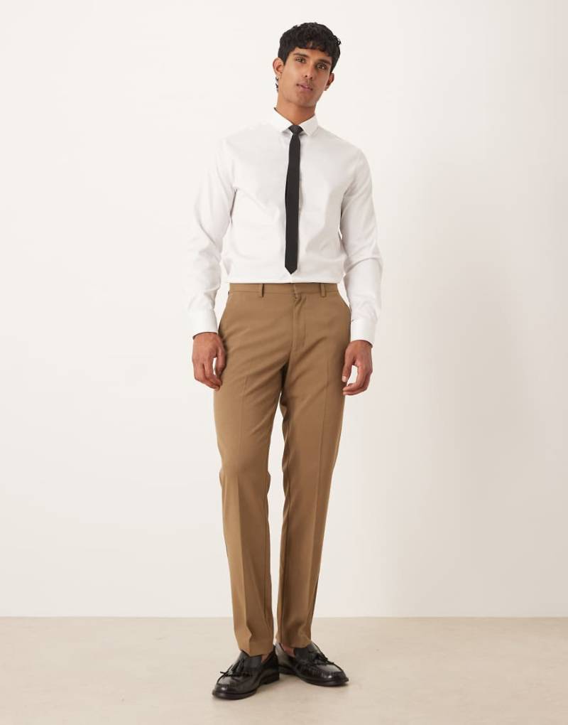 ASOS DESIGN - Anzughose mit schmalem Schnitt in Braun-Brown von ASOS DESIGN