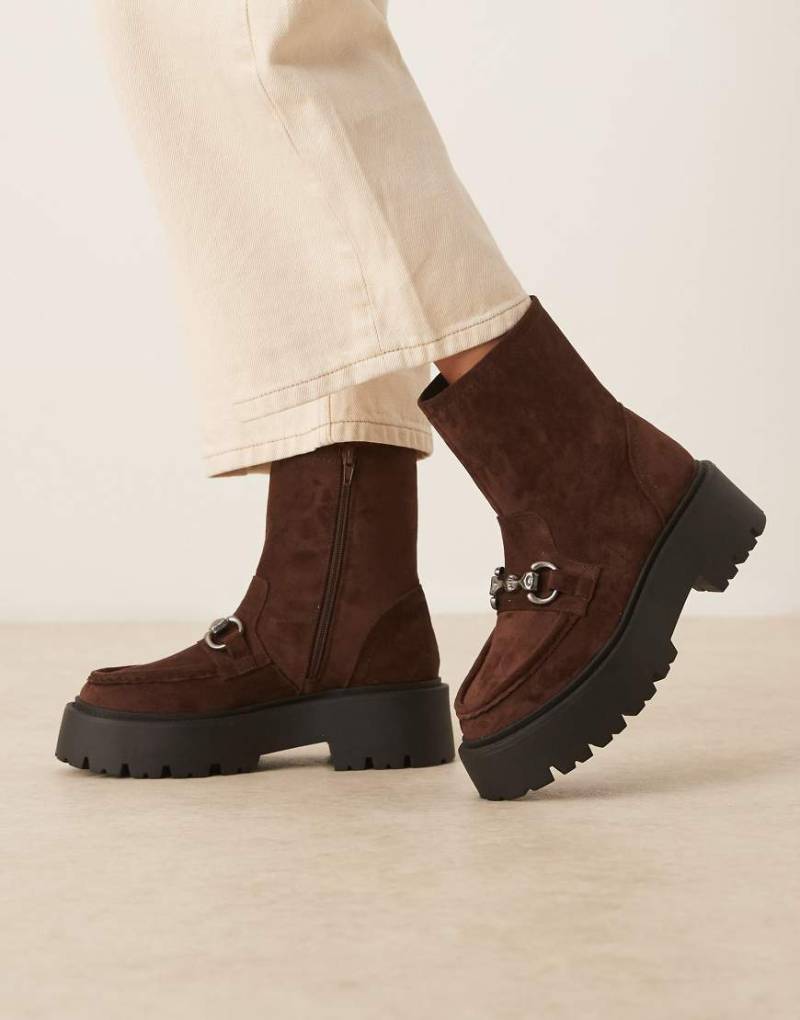 ASOS DESIGN - April - Loafer-Ankle-Boots aus Wildlederimitat in Schokobraun mit dicker Sohle-Brown von ASOS DESIGN