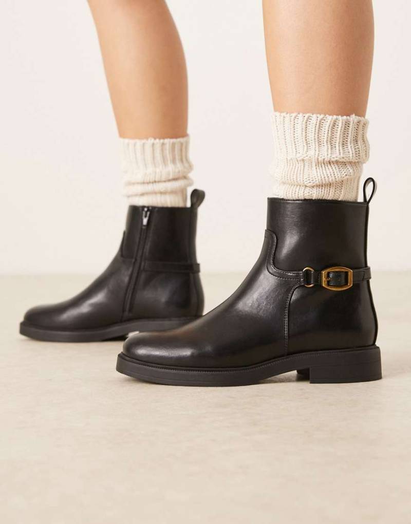 ASOS DESIGN - Archie - Flache, elegante Ankle Boots in Schwarz mit Schnalle von ASOS DESIGN