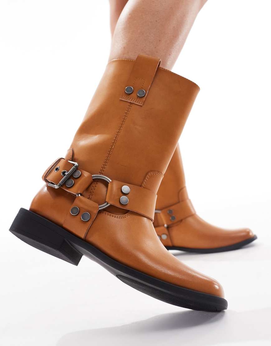 ASOS DESIGN - Arley - Flache Biker-Stiefel in brüniertem Camel-Neutral ASOS DESIGN - Arley - Flache Biker-Stiefel in brüniertem Camel-Neutral von ASOS DESIGN