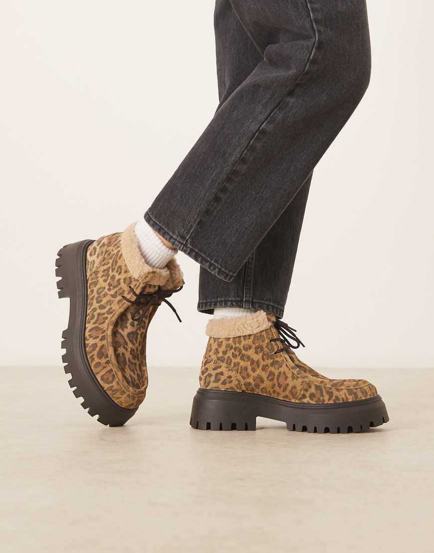 ASOS DESIGN - Arlo - Schnür-Boots aus Wildleder mit Leopardenmuster, klobiger Sohle und Teddyfell-Saum-Bunt von ASOS DESIGN