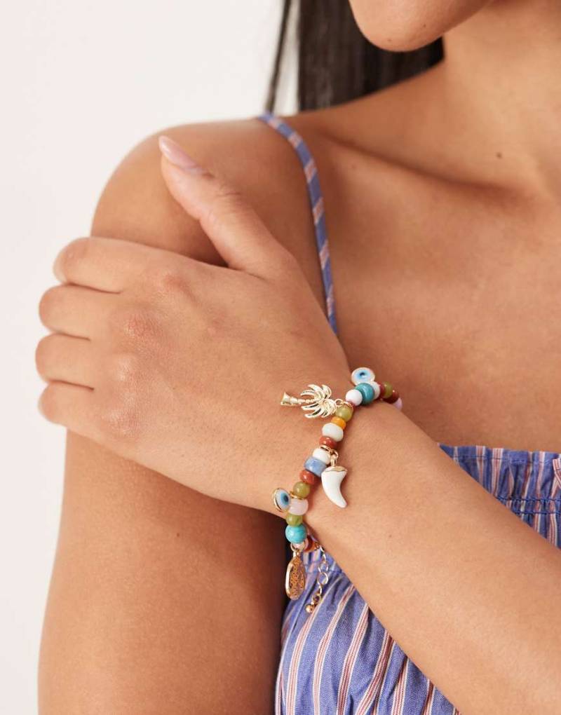 ASOS DESIGN - Perlenarmband in Goldoptik mit Anhängern-Bunt von ASOS DESIGN
