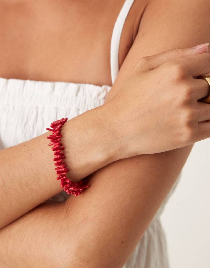 ASOS DESIGN - Armband mit unechten Korallensplittern in Rot und T-Bar-Verschluss von ASOS DESIGN
