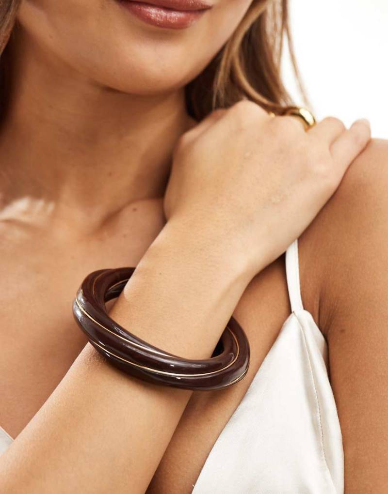 ASOS DESIGN - Armreif aus Kunstharz in Braun mit verdrehtem Design-Goldfarben von ASOS DESIGN