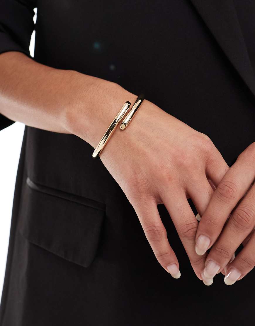 ASOS DESIGN - Armreif in Goldoptik mit Wickeldetail-Goldfarben von ASOS DESIGN