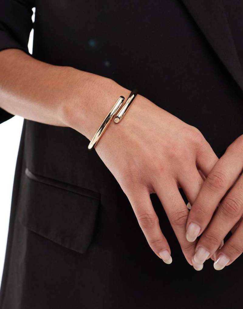 ASOS DESIGN - Armreif in Goldoptik mit Wickeldetail-Goldfarben von ASOS DESIGN