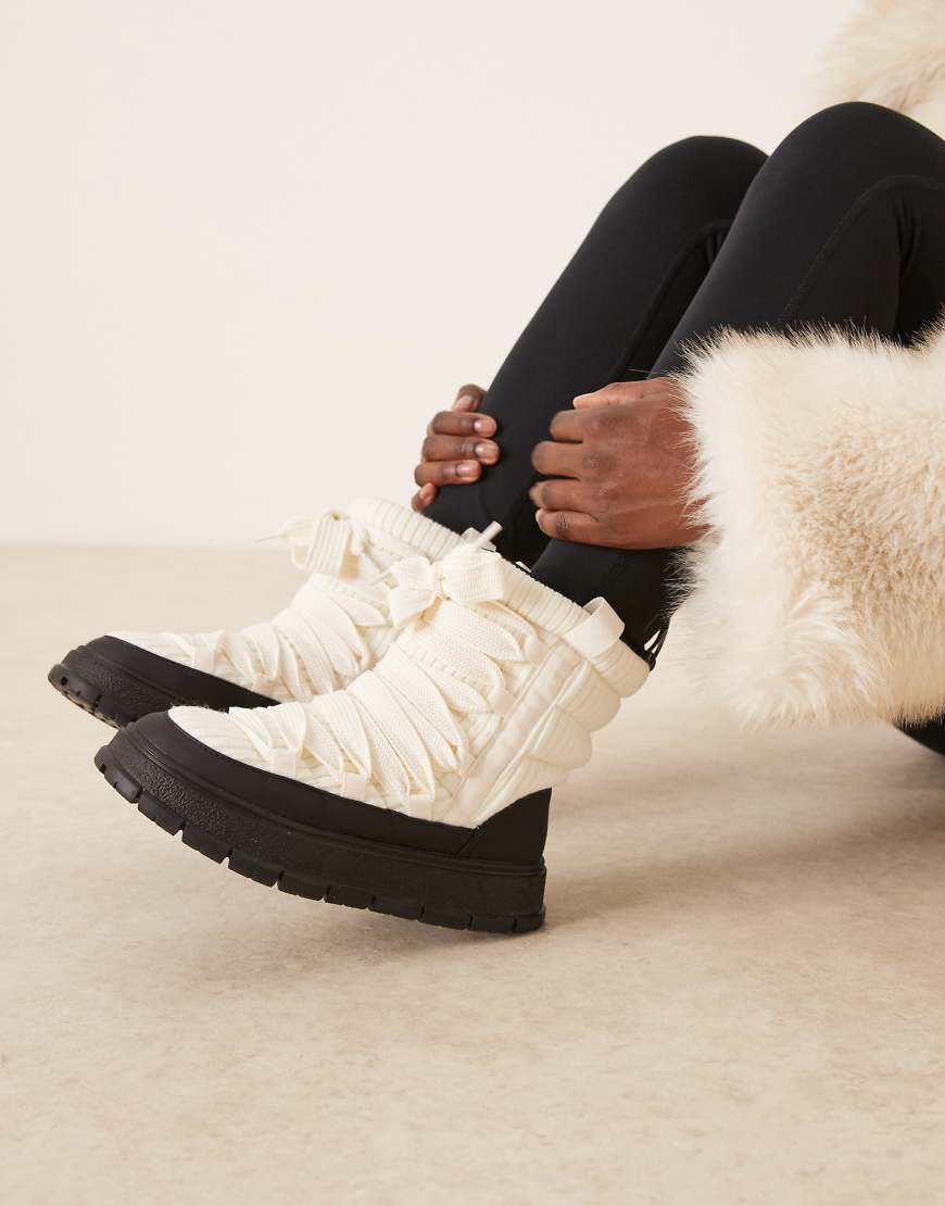 ASOS DESIGN - Arrow - Schneestiefel zum Schnüren, aus Nylon in Creme und Schwarz-Bunt von ASOS DESIGN