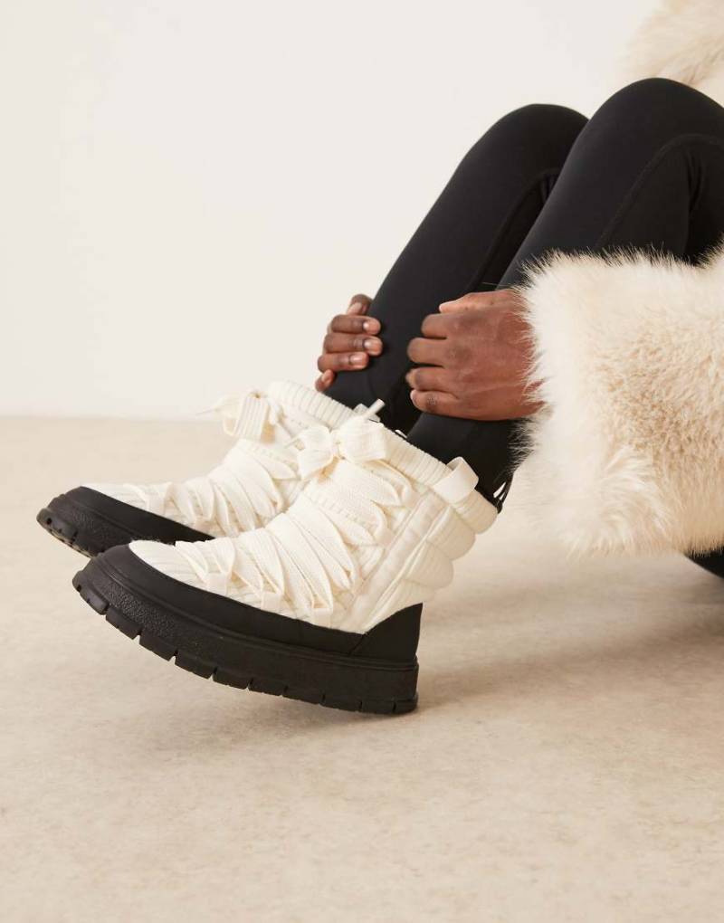 ASOS DESIGN - Arrow - Schneestiefel zum Schnüren, aus Nylon in Creme und Schwarz-Bunt von ASOS DESIGN