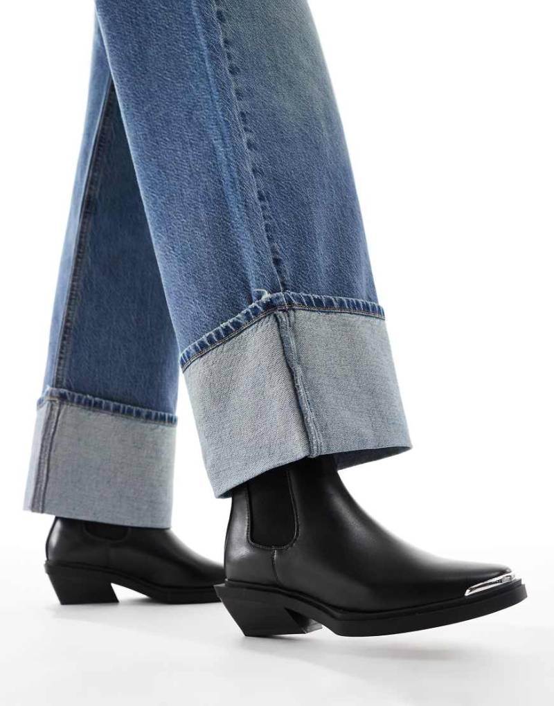 ASOS DESIGN - Aruba - Flache Westernstiefel in Schwarz mit Zehenkappendetail von ASOS DESIGN