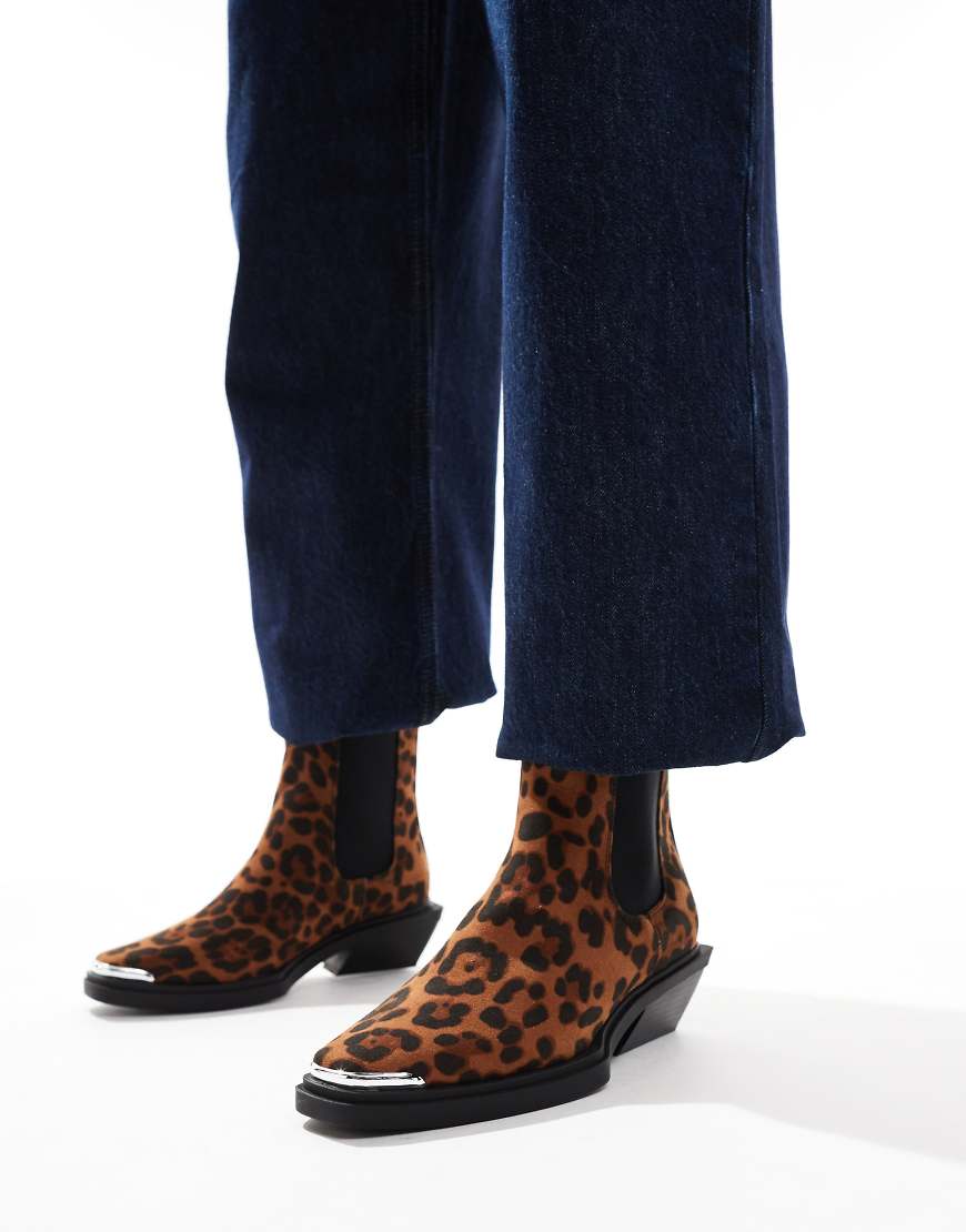 ASOS DESIGN - Aruba - Flache Westernstiefel mit Leopardenmuster und Zehenkappendetail-Bunt ASOS DESIGN - Aruba - Flache Westernstiefel mit Leopardenmuster und Zehenkappendetail-Bunt von ASOS DESIGN