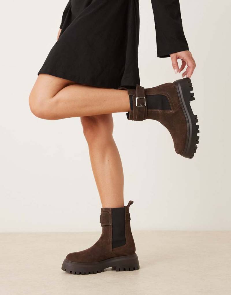 ASOS DESIGN - Astrid - Chelsea-Stiefel aus echtem Wildleder in Schokobraun mit Schnalle und dicker Sohle-Brown von ASOS DESIGN