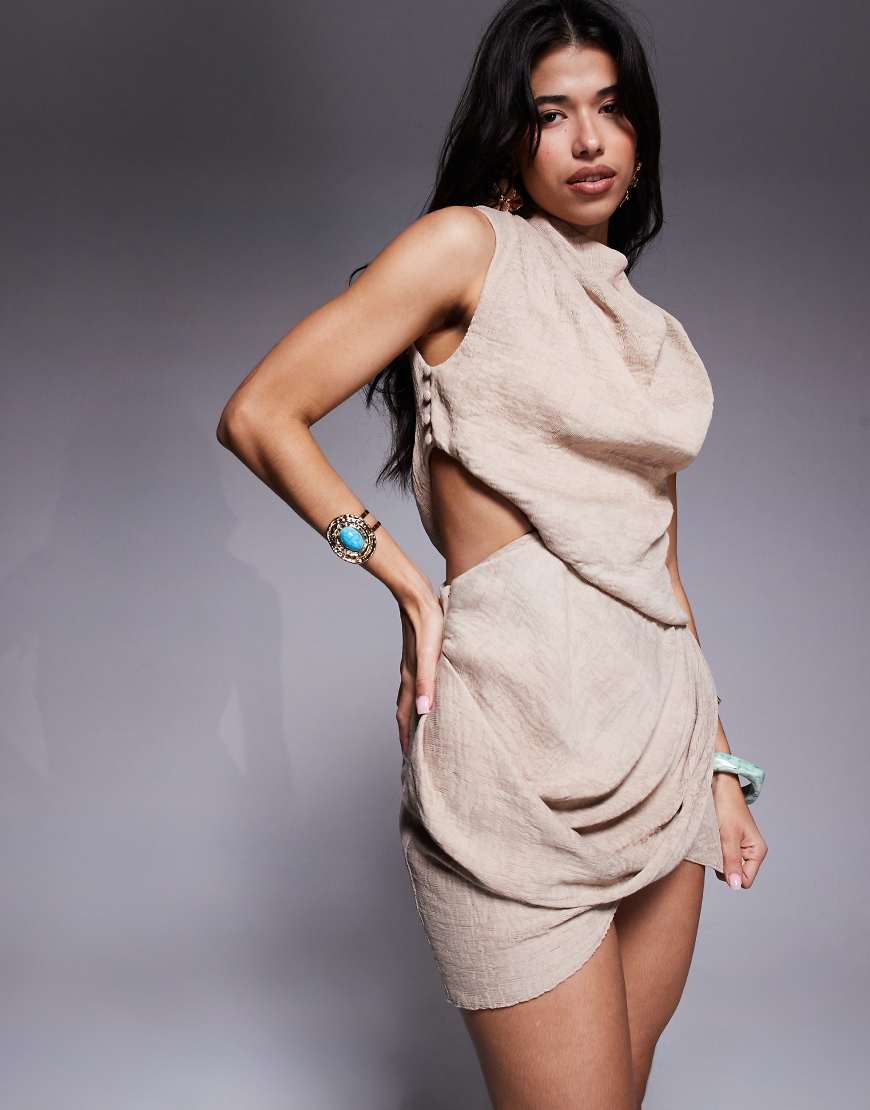 ASOS DESIGN - Asymmetrisch drapiertes Minikleid in Mokka-Braun von ASOS DESIGN