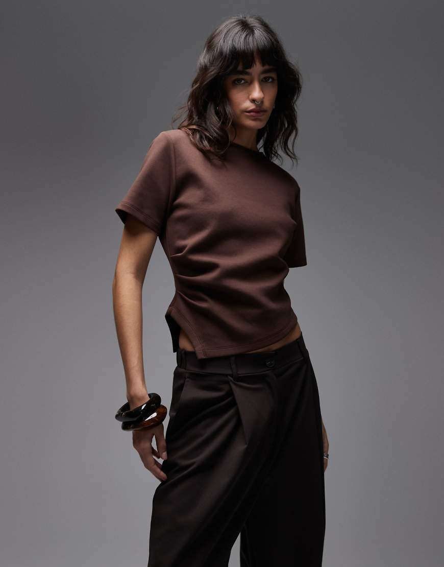 ASOS DESIGN - Asymmetrisch drapiertes T-Shirt in Braun-Brown von ASOS DESIGN