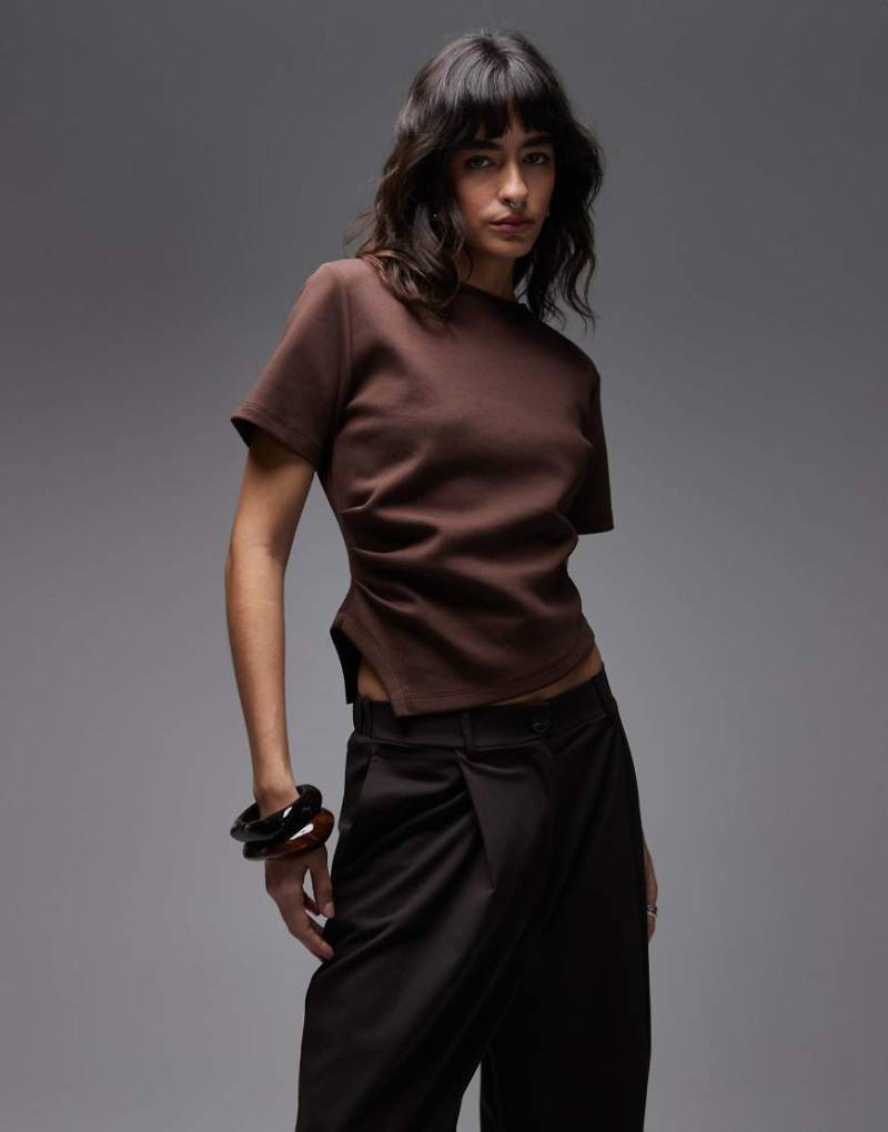 ASOS DESIGN - Asymmetrisch drapiertes T-Shirt in Braun-Brown von ASOS DESIGN