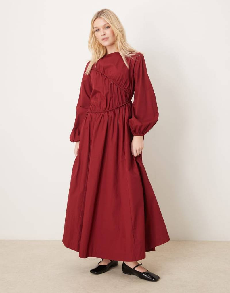 ASOS DESIGN - Asymmetrisch gerafftes Maxikleid in Burgunderrot von ASOS DESIGN