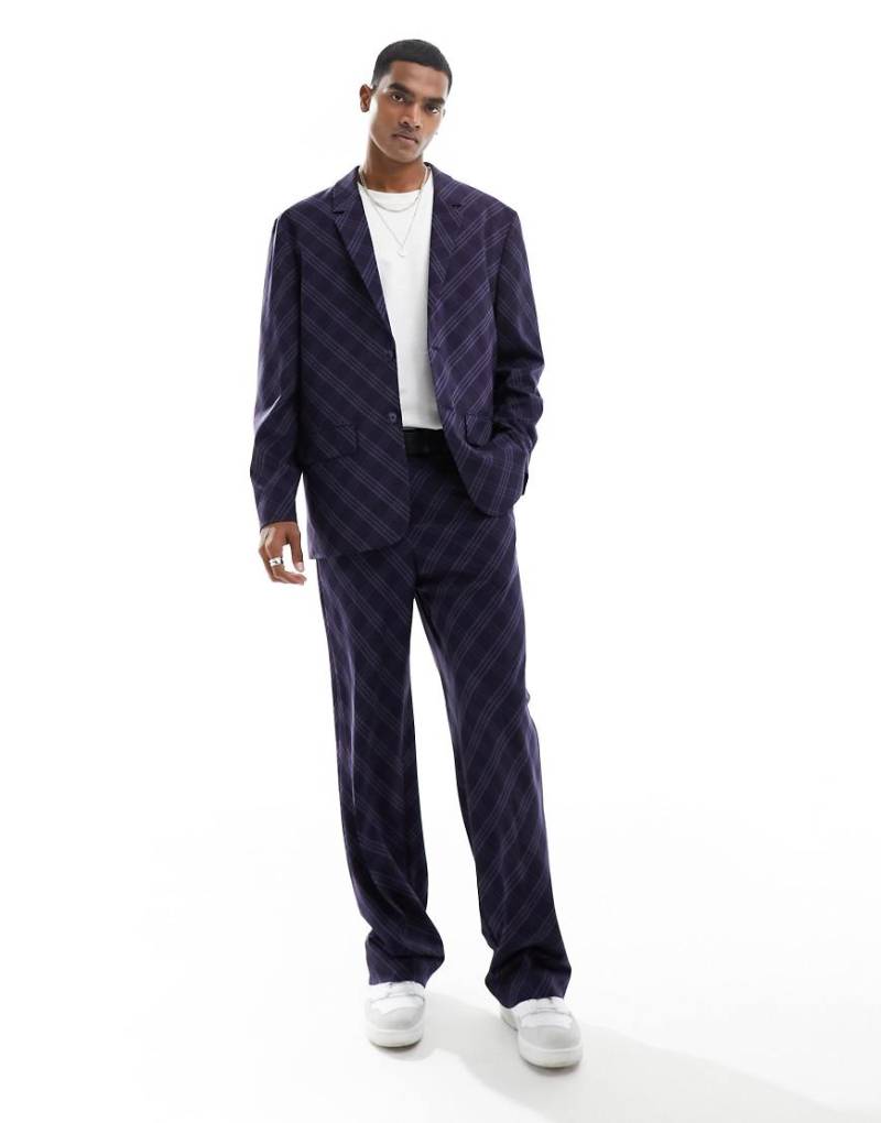 ASOS DESIGN - Asymmetrisch geschnittene Anzughose in Marineblau kariert mit weitem Bein von ASOS DESIGN