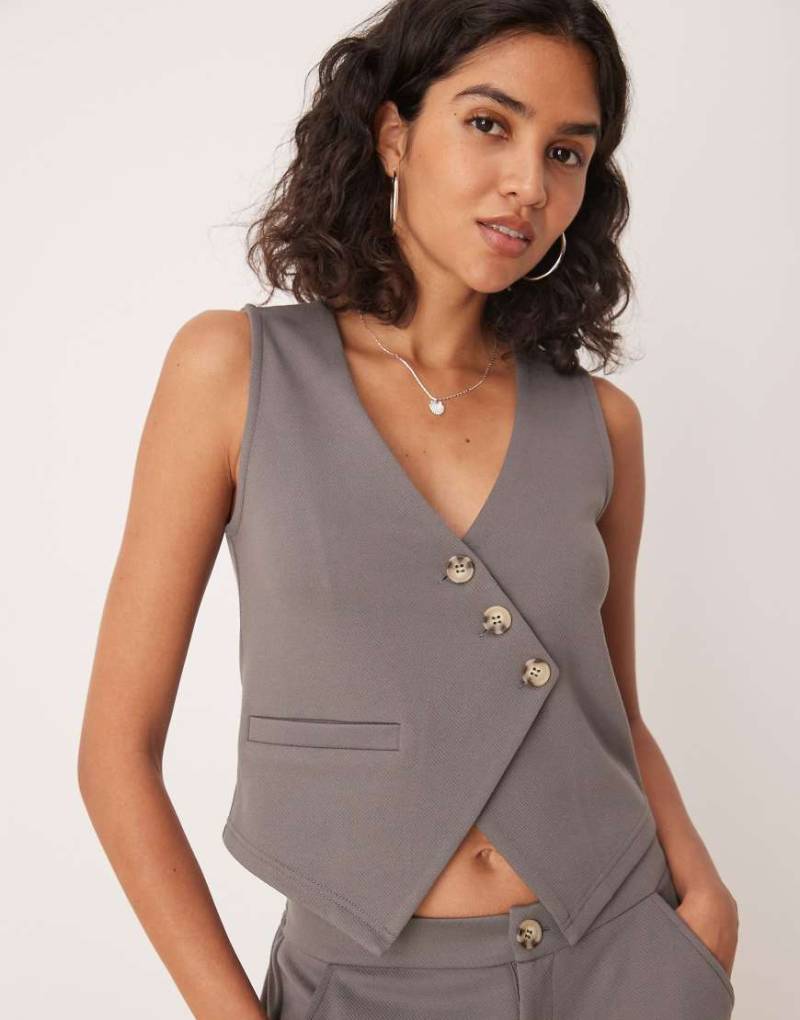 ASOS DESIGN - Asymmetrisch geschnittenes Westen-Top aus Jersey-Twill in Dunkelgrau, Kombiteil ASOS DESIGN - Asymmetrisch geschnittenes Westen-Top aus Jersey-Twill in Dunkelgrau, Kombiteil von ASOS DESIGN