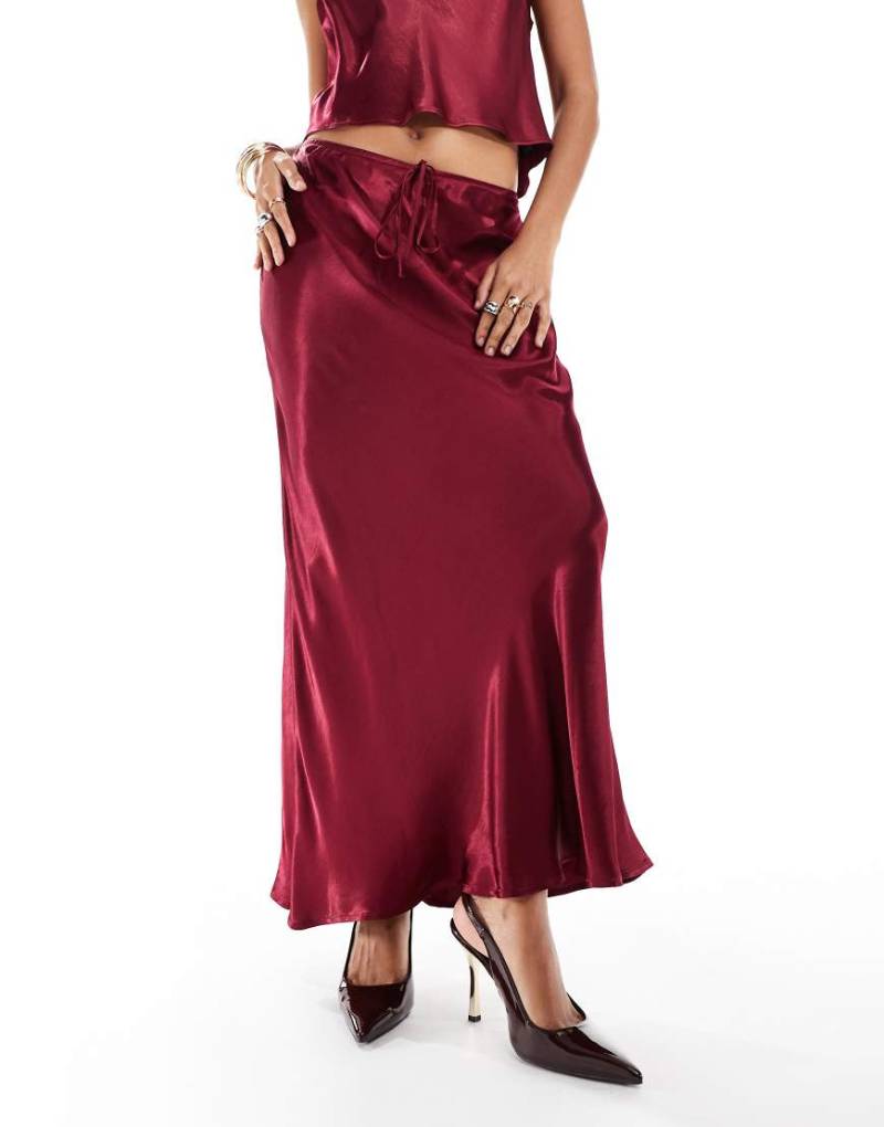 ASOS DESIGN - Asymmetrisch geschnittener Maxirock in Rot mit Kordelzug, Kombiteil von ASOS DESIGN