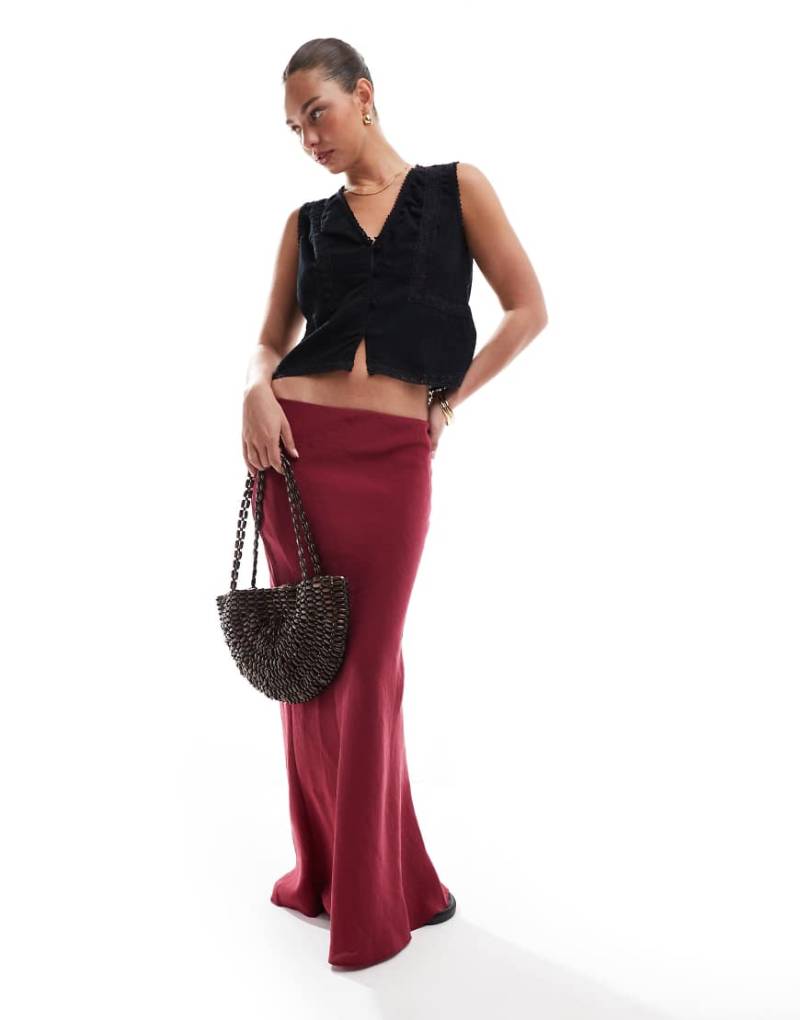 ASOS DESIGN - Asymmetrisch geschnittener Midirock in Rot mit weicher Haptik-Rosa von ASOS DESIGN