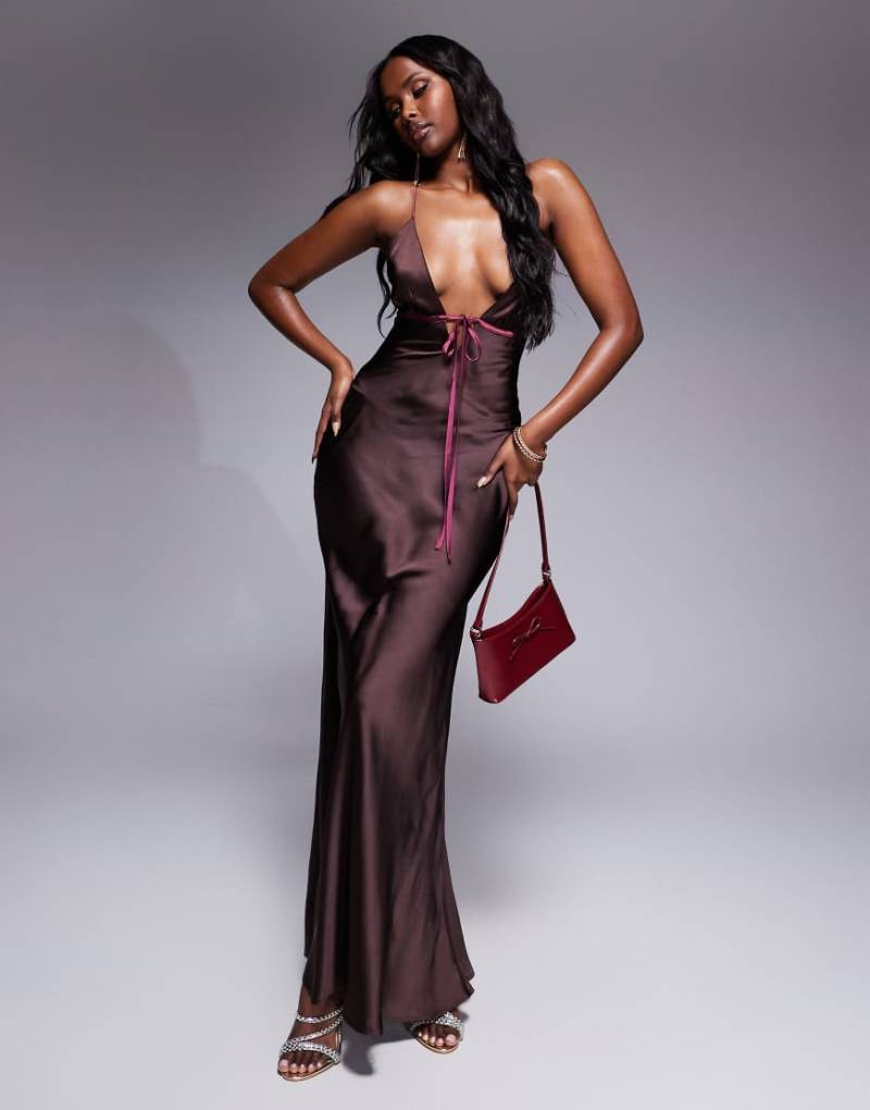ASOS DESIGN - Asymmetrisch geschnittenes Camisole-Maxikleid in Mokkabraun mit kontrastierendem Bindedetail von ASOS DESIGN