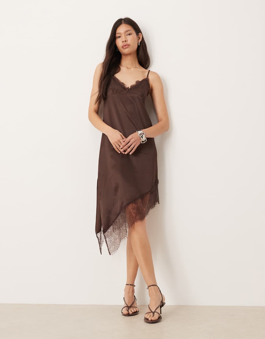 ASOS DESIGN - Asymmetrisch geschnittenes Maxikleid aus Satin in Schokobraun mit Spitzenborte-Brown von ASOS DESIGN