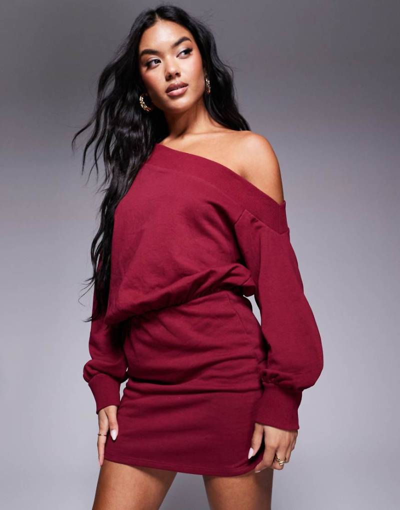 ASOS DESIGN - Asymmetrisch geschnittenes Minikleid aus Sweatshirt-Stoff in Burgunderrot von ASOS DESIGN