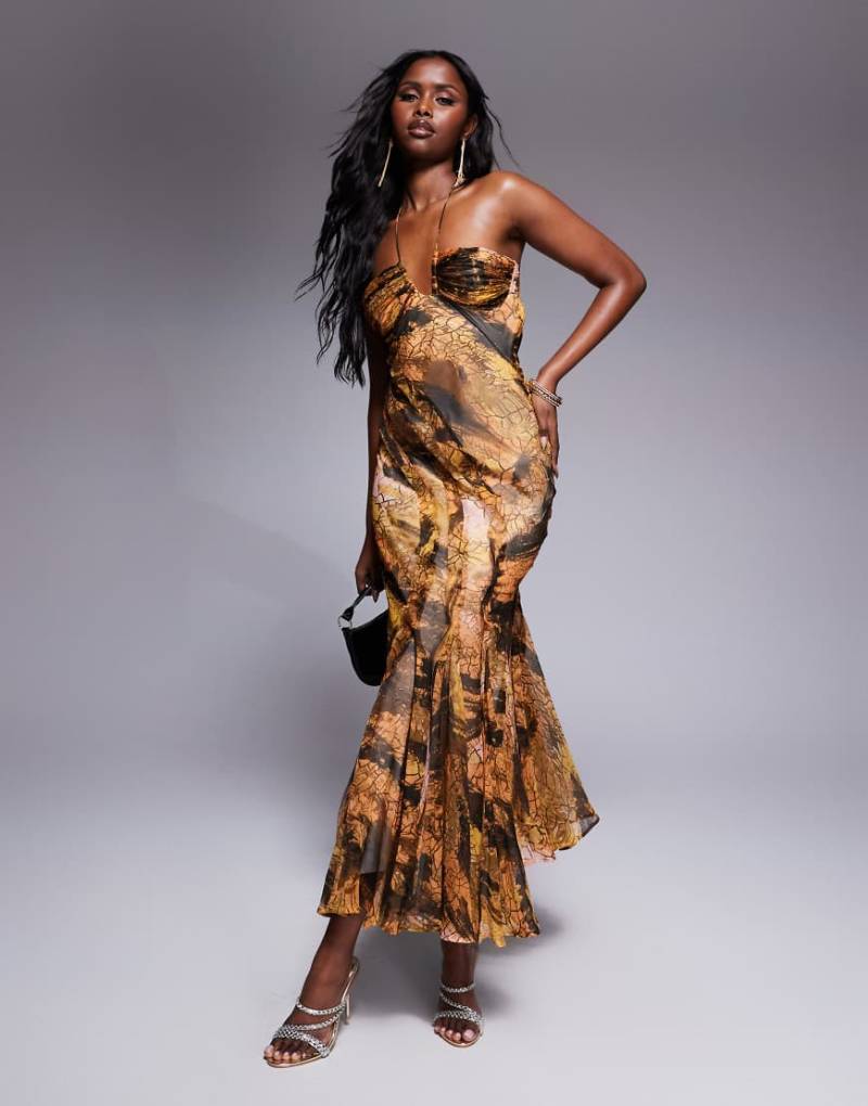 ASOS DESIGN - Asymmetrisch geschnittenes Neckholder-Maxikleid mit abstraktem Print und unverarbeitetem Saum-Bunt von ASOS DESIGN