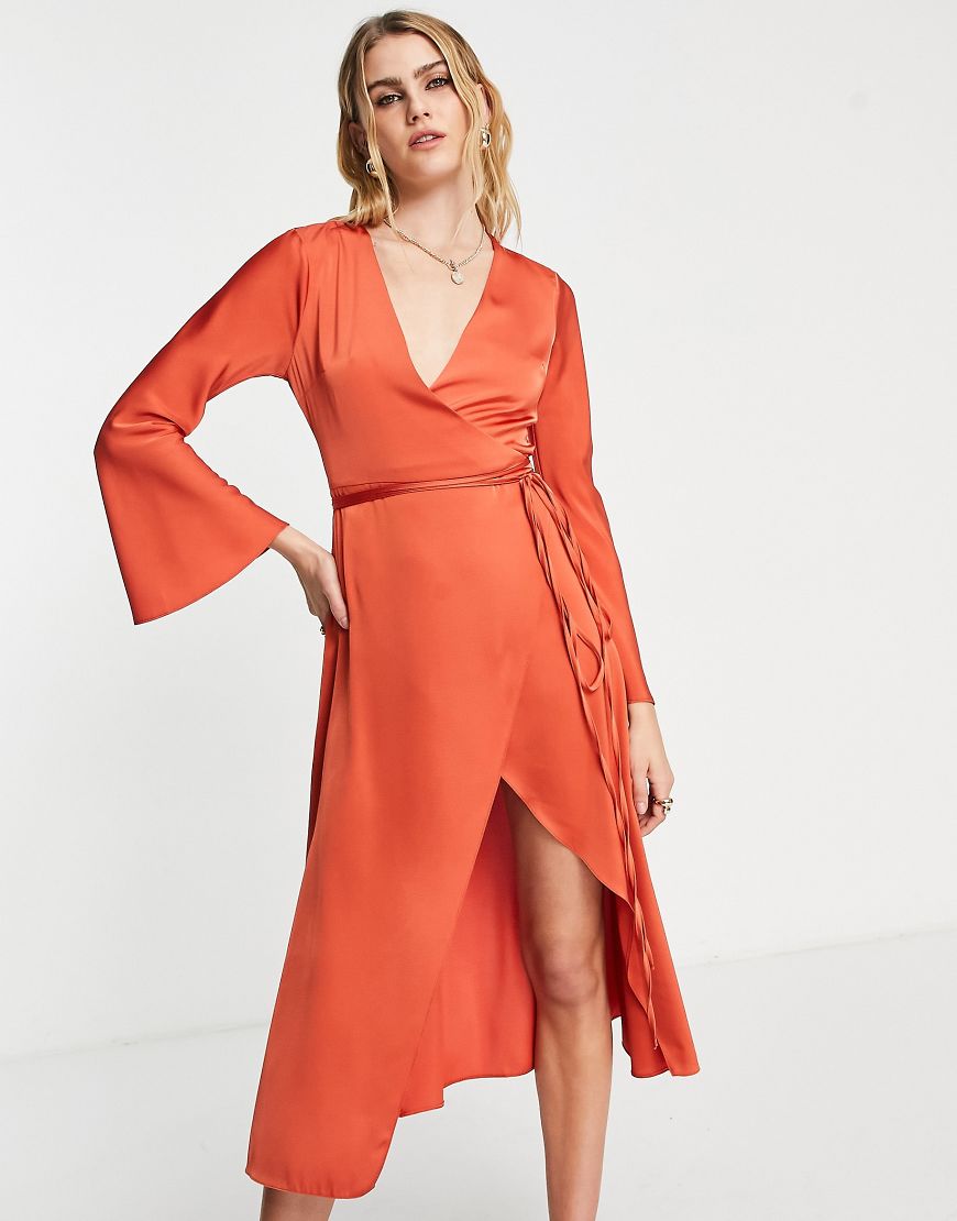 ASOS DESIGN - Asymmetrisch geschnittenes Satin-Wickelkleid in Rostrot mit Taillenschnürung-Orange von ASOS DESIGN