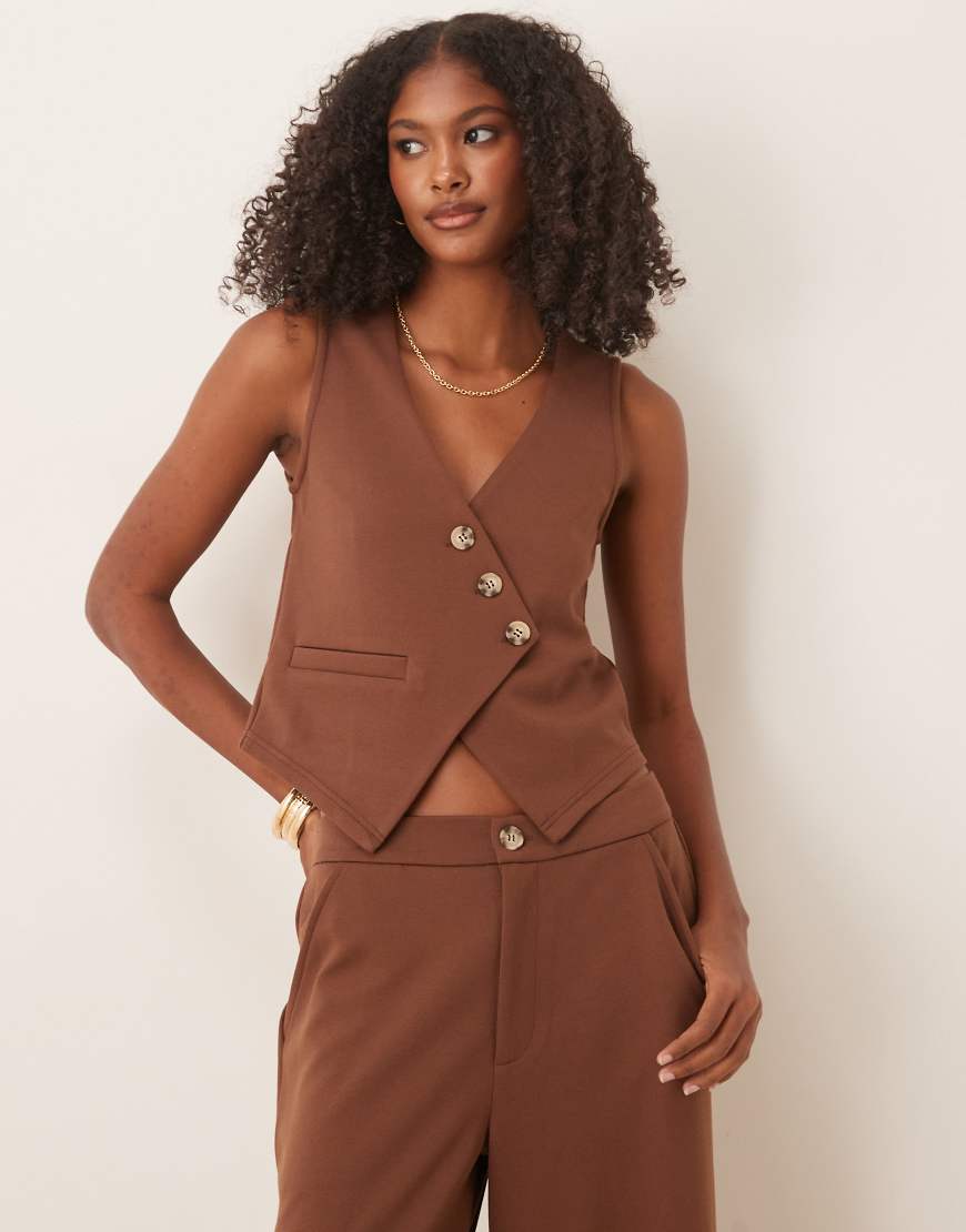 ASOS DESIGN - Asymmetrisch geschnittenes Westen-Top aus Jersey-Twill in Schokobraun, Kombiteil von ASOS DESIGN