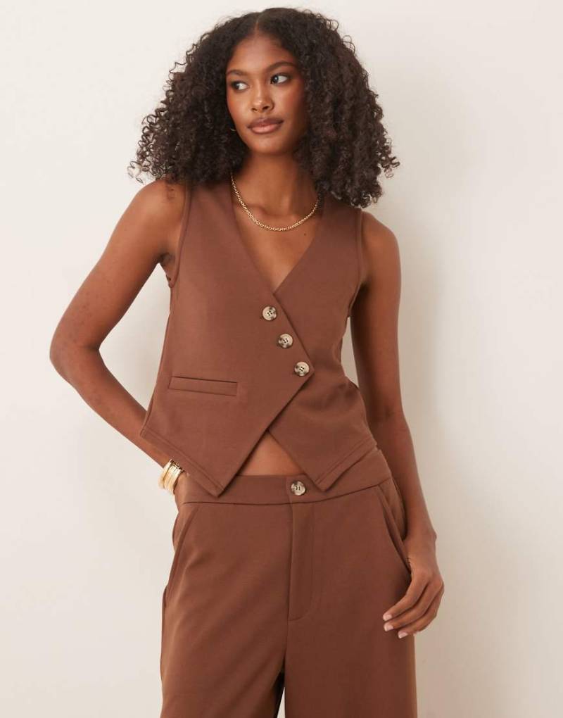 ASOS DESIGN - Asymmetrisch geschnittenes Westen-Top aus Jersey-Twill in Schokobraun, Kombiteil ASOS DESIGN - Asymmetrisch geschnittenes Westen-Top aus Jersey-Twill in Schokobraun, Kombiteil von ASOS DESIGN