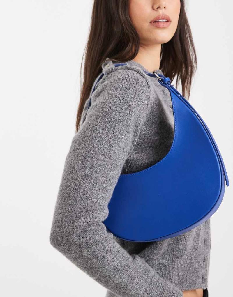 ASOS DESIGN - Asymmetrische, halbmondförmige Schultertasche in Jeansblau mit Schnalle von ASOS DESIGN