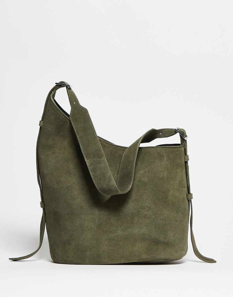 ASOS DESIGN - Asymmetrische Handtasche aus Wildleder in Olive mit Seitenschnalle-Grün von ASOS DESIGN