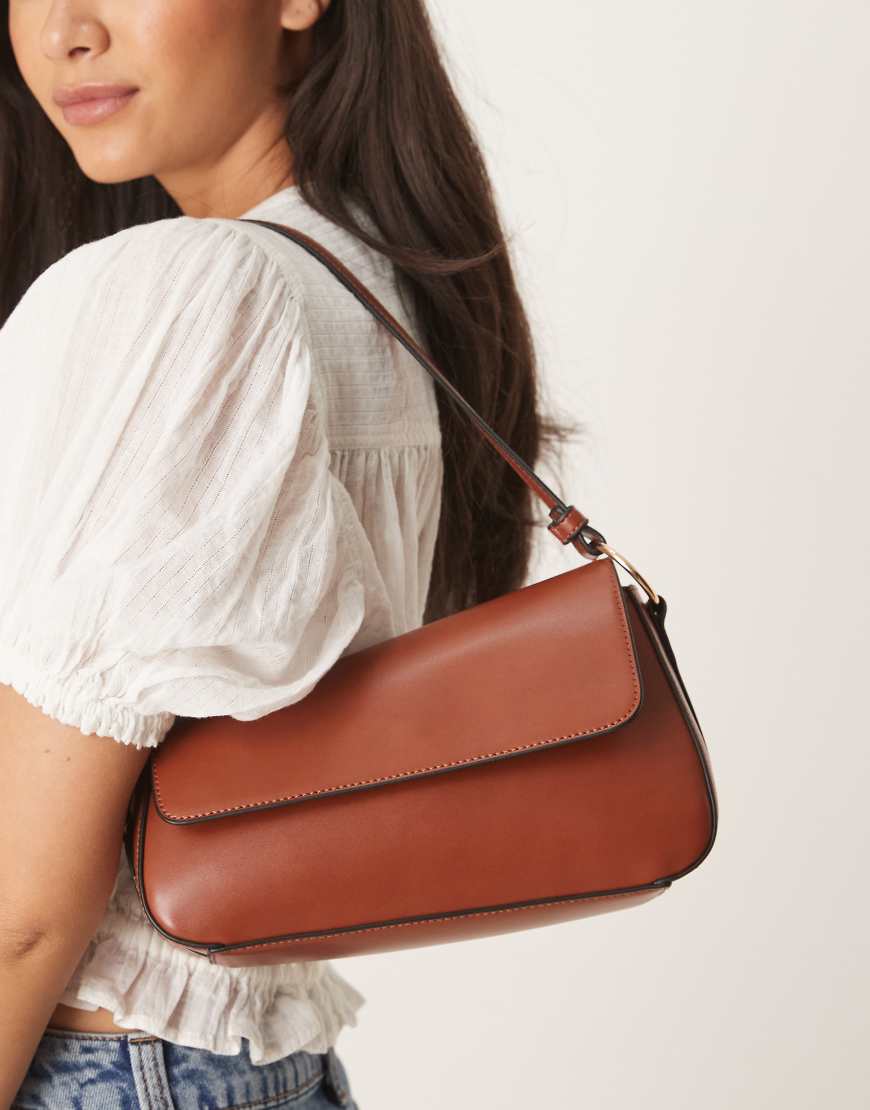 ASOS DESIGN - Asymmetrische Schultertasche in Dunkelbraun mit Frontklappe von ASOS DESIGN