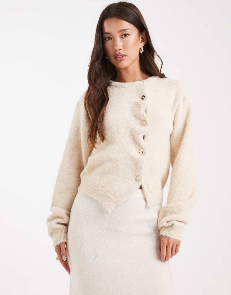 ASOS DESIGN - Asymmetrische Strickjacke in Hellbeige mit welliger Knopfleiste-Gelb von ASOS DESIGN