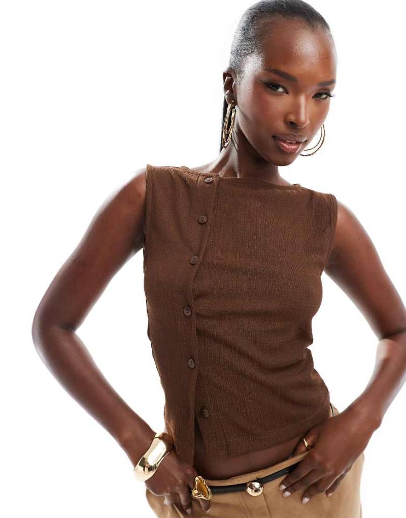 ASOS DESIGN - Asymmetrische Weste in strukturiertem Schokobraun von ASOS DESIGN
