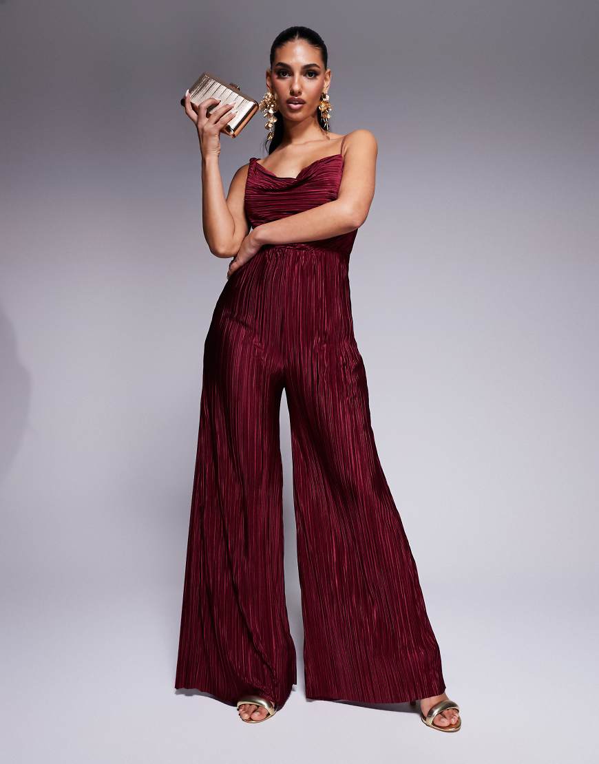 ASOS DESIGN - Asymmetrischer, drapierter Plissee-Jumpsuit in Burgunderrot mit schmalen Trägern von ASOS DESIGN