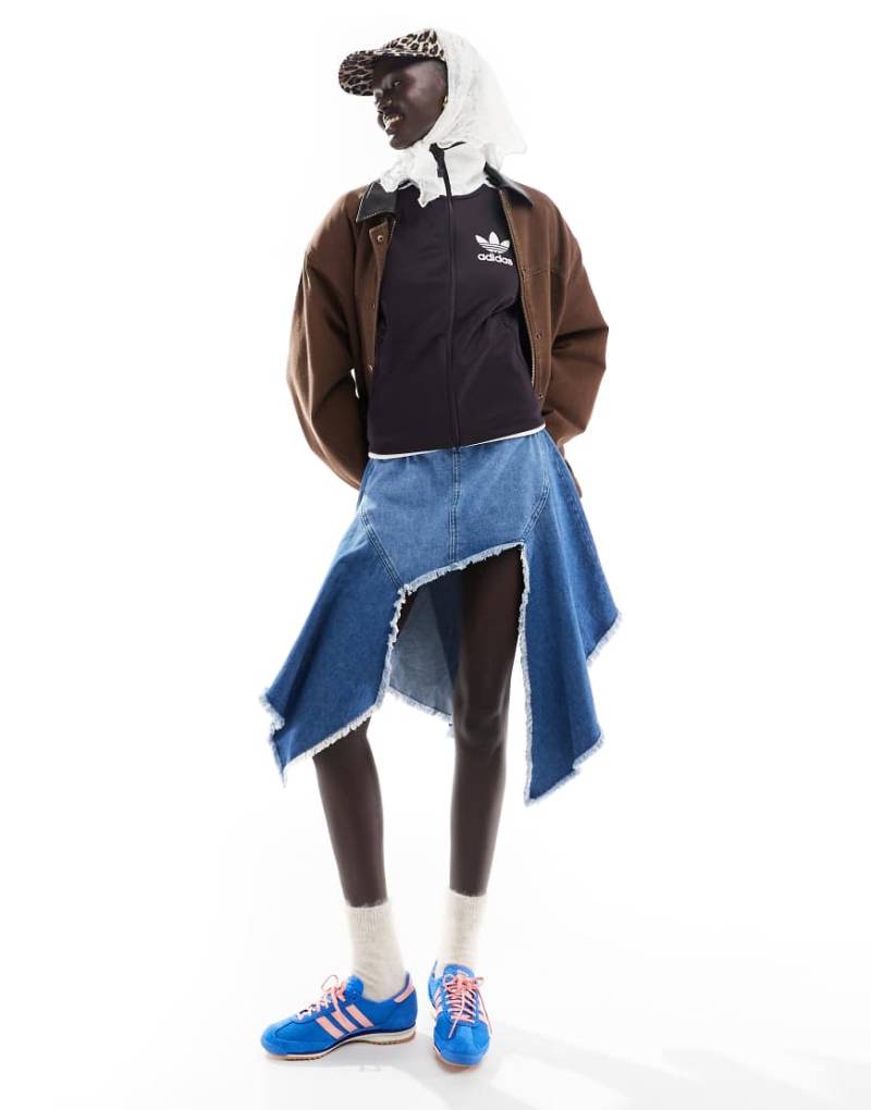 ASOS DESIGN - Asymmetrischer Jeansrock in Mittelblau von ASOS DESIGN