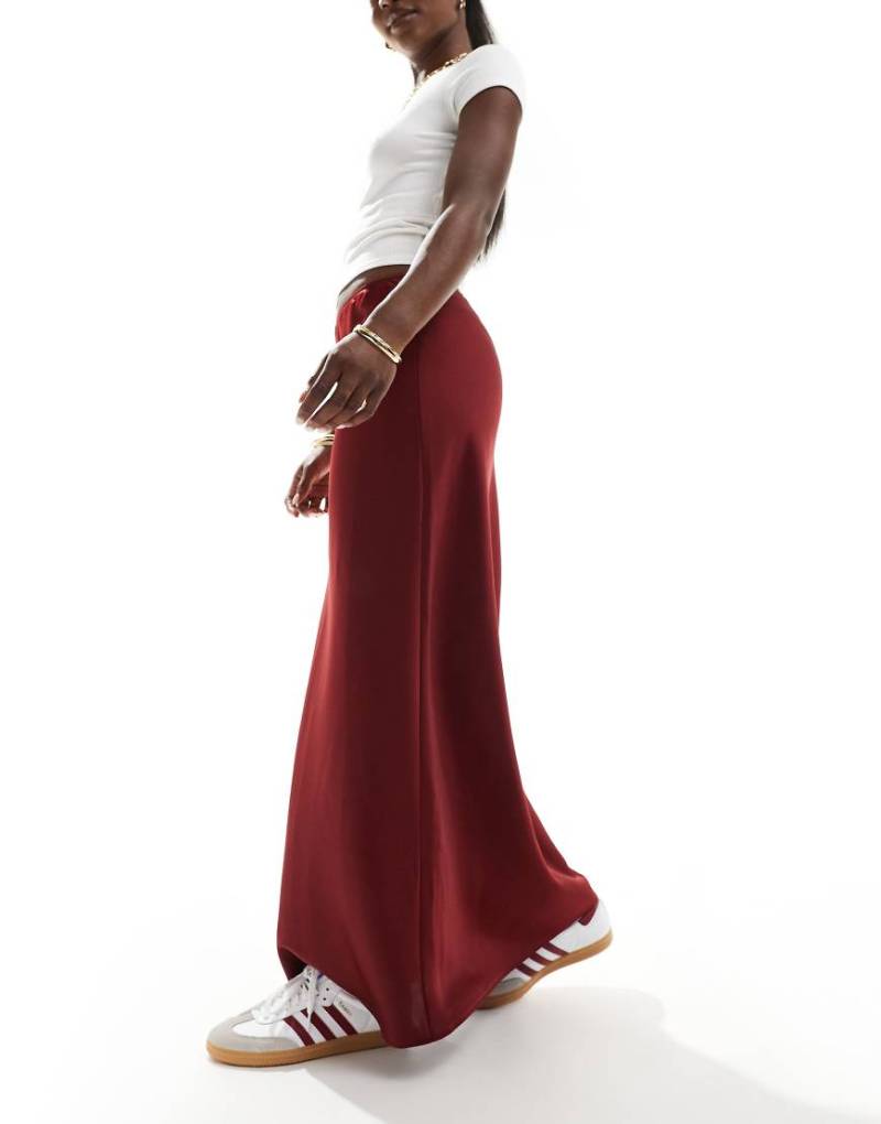 ASOS DESIGN - Asymmetrischer Maxirock aus Satin in Burgunderrot von ASOS DESIGN