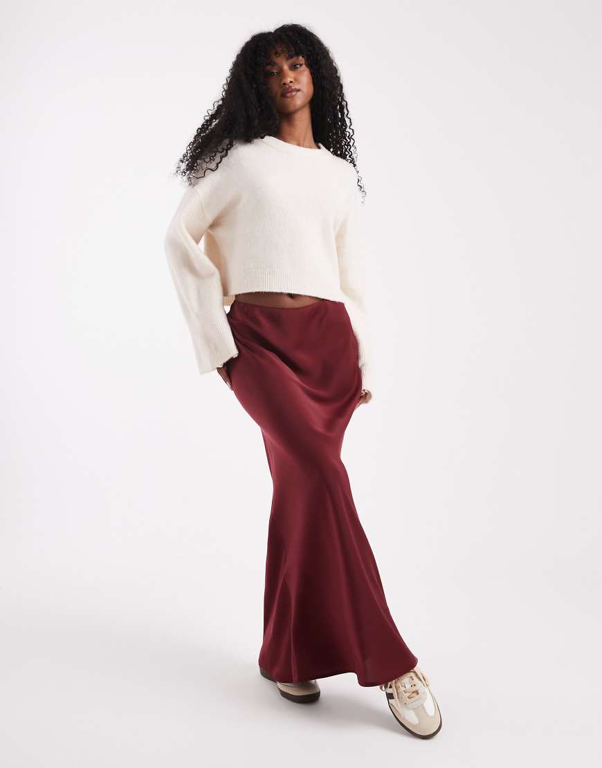 ASOS DESIGN - Asymmetrischer Maxirock aus Satin in Burgunderrot von ASOS DESIGN